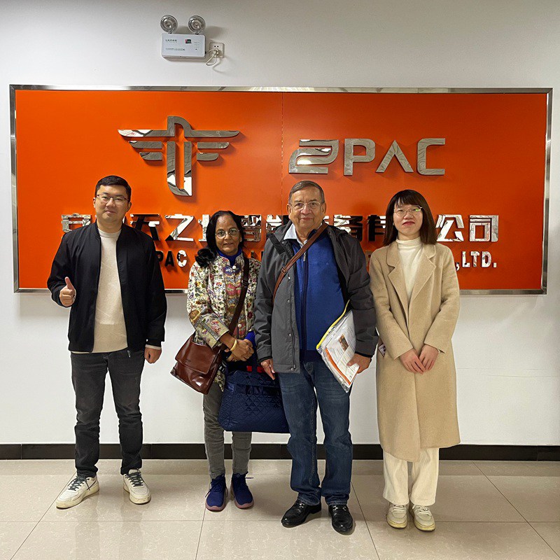 Clients en visite pour un projet de semences